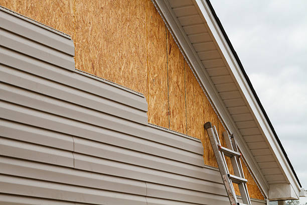 Professional Vinyl Siding technician working in Lyons, OR